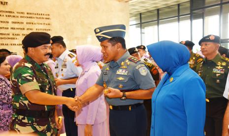 Panglima Kolinlamil Laksda Ahmadi Heri Purwono (kanan).