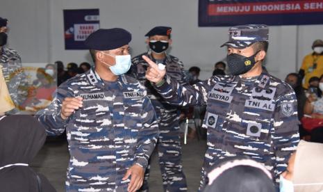 Panglima Kolinlamil Laksda Arsyad Abdullah (kanan).