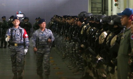 Panglima Komando Armada Kawasan Barat (Koarmabar), Laksamana Muda TNI A . Taufiqurrahman R (kedua kiri) melakukan pemeriksaan pasukan saat upacara Pelepasan Satuan Tugas Pengamanan Konferensi Tingkat Tinggi (KTT) Organisasi Konferensi Islam (OKI) 2016 di J