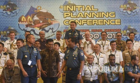 Panglima Komando Armada Kawasan Timur TNI AL Laksamana Muda TNI Darwanto (tengah) berbincang dengan sejumlah delegasi di sela-sela foto bersama saat pembukaan Intial Planning Conference (IPC) 3rd Multilateral Naval Exercise Komodo (MNEK) 2018 di Surabaya, Jawa Timur, Kamis (20/8). 