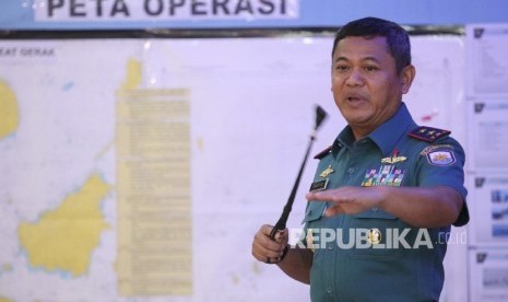 Panglima Komando Armada RI Kawasan Barat Laksamana muda TNI A.Taufiq R menjelaskan kronologi penangkapan kapal ikan berbendera Cina di Laut Natuna pada saat memberikan keterangan pers di Mako Mabar, Jakarta, Selasa (21/6