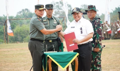 Panglima Komando Daerah Militer (Pangdam) II / Sriwijaya TNI Irwan SIP MHum menutup secara resmi Pelaksanaan TMMD ke 105 Tahun Anggaran 2019 di Kabupaten Musi Banyuasin (Muba), Kamis (8/8/2019) bertempat di lapangan Bukit Sejahtera Kecamatan Batanghari Leko.