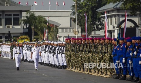 Panglima Komando Lintas Laut Militer (Kolinlamil) Laksamana Muda TNI Heru Kusmanto (kedua kiri) memeriksa kesiapan pasukan pada Upacara Peringatan HUT ke-58 Kolinlamil di Mako Kolinlamil, Tanjung Priok, Jakarta, Senin (1/7/2019). 