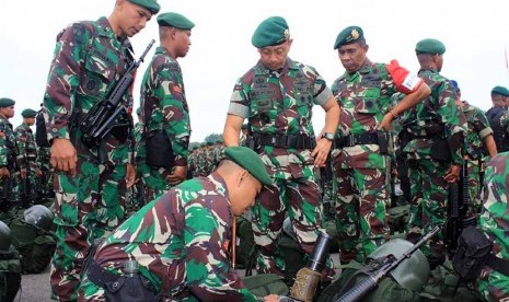  Panglima Kostrad Letjen TNI Mulyono meninjau kesiapan prajurit Kostrad yang tergabung dalam latihan Pasukan Pemukul Reaksi Cepat (PPRC) TNI di lapangan Lanud ABD Saleh Malang, Kamis (19/3).  (foto : dok. Penkostrad)