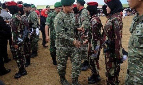   Panglima Kostrad, Letnan Jenderal TNI Gatot Nurmantyo memberikan selamat kepada penerjun saat mengikuti upacara Peringatan HUT kemerdekaan RI di Lapangan Alue Barueh, Seunuddon, Lhoksukon, Aceh Utara, Sabtu (17/8).  (Republika/Tahta Aidilla)