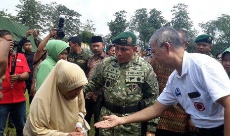 Panglima Kostrad (Pangkostrad) Letnan Jenderal TNI Edy Rahmayadi bersama peserta kegiatan bakti sosial dalam HUT Kostrad ke-56 di Lapangan Armed 13, Sukabumi, Jumat (31/3).