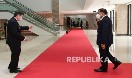 Panglima Militer Myanmar Jenderal Min Aung Hlaing (kanan) menghadiri KTT ASEAN di Gedung Sekretariat ASEAN Jakarta, Sabtu (24/4/2021). KTT ASEAN yang pertama kali dilakukan secara tatap muka saat pandemi COVID-19 tersebut salah satunya membahas tentang krisis Myanmar. 