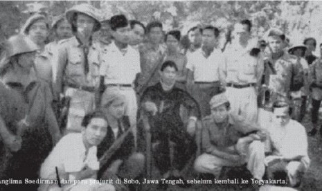 Panglima Soedirman, dan para prajurit di Sobo, Jawa Tengah, sebelum kembali ke Yogyakarta.