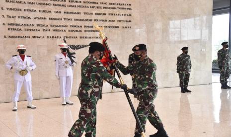 Panglima Tentara Nasional Indonesia (TNI) Marsekal Hadi Tjahjanto menyerahkan pataka kepada Panglima Komando Gabungan Wilayah Pertahanan (Pangkogabwilhan) III Mayjen Agus Rohman di Mabes TNI, di Mabes TNI, Cilangkap, Jakarta Timur, Kamis (25/2).  