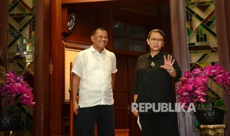 Panglima TNI Gatot Nurmantyo (kiri) bersama Menteri Luar Negeri Retno Marsudi.