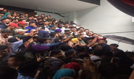 Panglima TNI Gatot Nurmantyo di ajak berswafoto oleh ratusan mahasiswa usai memberikan kuliah umum di UIN Maulana Malik Ibrahim, Malang