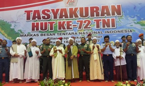 Panglima TNI, Gatot Nurmantyo di kelilingi sejumlah ulama dalam  tasyakuran lintas agama di Kompleks Mabes TNI Cilangkap, Jakarta Timur, Rabu (18/10).