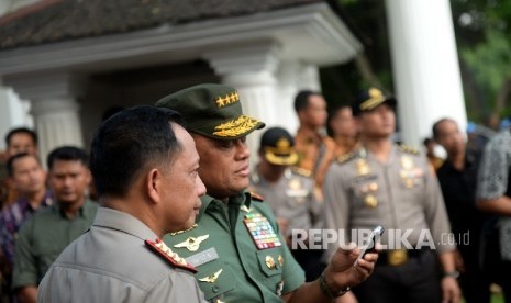 Panglima TNI Gatot Nurmantyo (kanan) bersama Kapolri Tito Karnavian memantau Aksi Damai 4 November di Istana Merdeka, Jakarta, Jumat (4/11).