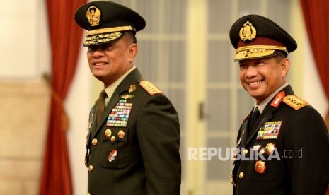 Panglima TNI Jenderal Gatot Nurmantyo (kiri) bersama Kapolri Jenderal Tito Karnavian.