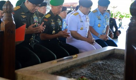 Panglima TNI Gatot Nurmantyo (kiri) bersama KSAD Jenderal TNI Mulyono (kedua kiri), KSAL Laksama TNI Ade Supandi (kedua kanan) dan KSAU Marsekal TNI Hadi Tjahjanto (kanan) memanjatkan doa di pusara makam Presiden RI ke-1 Soekarno di Blitar, Jawa Timur, Senin (18/9).