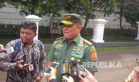 Panglima TNI Gatot Nurmantyo memberikan keterangan terkait pemilihan KSAU Hadi Tjahjanto sebagai Panglima TNI yang baru di Istana Kepresidenan, Bogor, Selasa, (5/12). 