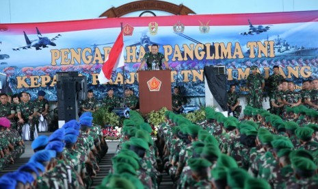 Panglima TNI Gatot Nurmatyo (Depan memegang tongkat komando) berjalan di hadapan 3.700 prajurit TNI.