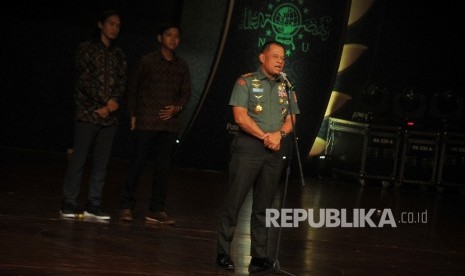 Panglima TNI Gatot Nurmayanto (ketiga kanan) memberikan sambutan pada malam penganugerahaan Festival Film Nusantara di Taman Ismail Marzuki, Cikini, Jakarta Pusat (ilustrasi)