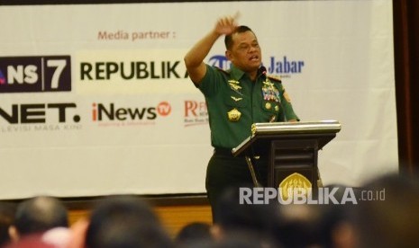 Panglima TNI, Jederal TNI Gatot Nurmantyo, menyampaikan materi pada seminar nasional 