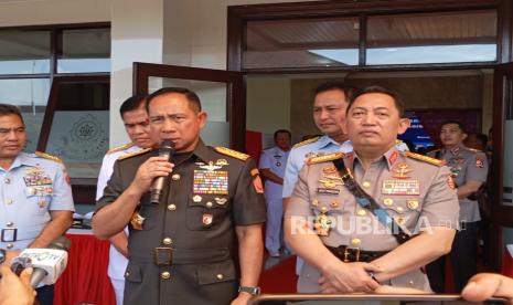 Panglima TNI Jenderal Agus Subiyanto bersama Kapolri Jenderal Pol Listyo Sigit Prabowo saat memberikan keterangan pers di sela-sela penutupan pendidikan reguler di Sesko TNI, Kota Bandung, Selasa (126/11/2024). .