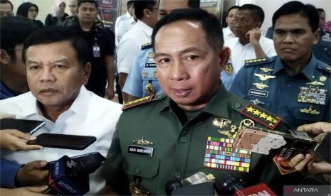 Panglima TNI Jenderal Agus Subiyanto di Kompleks Parlemen, Senayan. Panglima menegaskan jaminannya terhadap supremasi sipil.