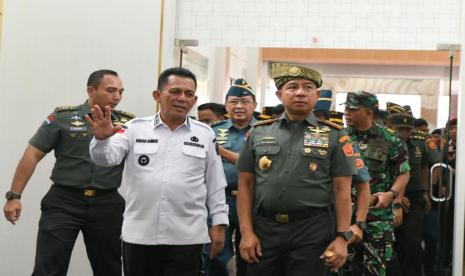 Panglima TNI Jenderal Agus Subiyanto didampingi Gubernur Kepulauan Riau (Kepri) Ansar Ahmad usai meresmikan flat atau rumah susun bagi personel Kogabwilhan I di Tanjung Moco, Kota Tanjungpinang, Provinsi Kepri, Selasa (28/5/2024).