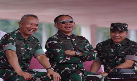 Panglima TNI Jenderal Agus Subiyanto (tengah).