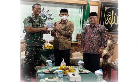 Panglima TNI Jenderal Andika Perkasa bersilaturahmi dengan pimpinan Muhammadiyah di kantor PP Muhammadiyah, Jakarta, Senin (23/5). Di akhir pertemuan, Haedar memberikan buku karangannya, 