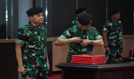 Panglima TNI Jenderal Andika Perkasa melantik Laksamana Pertama (Laksma) Kisdiyanto sebagai Kepala Pusat Penerangan (Kapuspen) TNI menggantikan Mayor Jenderal (Mayjen) Prantara Santosa.