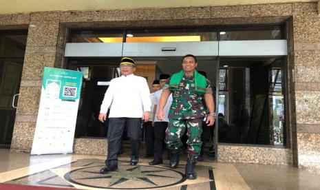 Ketua Umum Pengurus Besar Nahdlatul Utama (PBNU) KH Yahya Cholil Stafuq ketika menerima Panglima TNI Jenderal Andika Perkasa di Kantor PBNU, Jakarta, Senin (23/5).