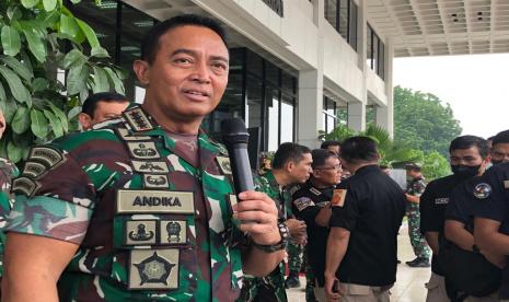 Panglima TNI Sebut Satu Dokter TNI Ikut Bantu Autopsi Ulang Brigadir J. Foto:   Panglima TNI Jenderal Andika Perkasa saat memberikan keterangan pers kepada awak media di Mabes TNI Cilangkap, Jakarta Timur, Ahad (24/7/2022).