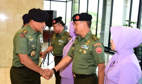 Panglima TNI Jenderal Gatot menyalami Kapuspen TNI Mayjen Tatang Sulaiman.