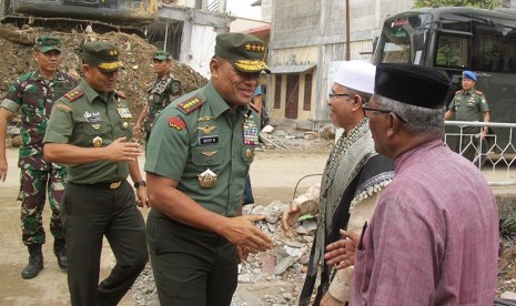 Panglima TNI Jenderal Gatot Numantyo (tengah) didampingi Panglima Kodam Iskandar Muda, Mayjen TNI Tatang Sulaiman (kedua kiri) disambut ulama dan tokoh adat saat berkunjung ke Dayah Mudi Masjid Raya, Samalanga, Kecamatan Samalanga, Kabupaten Bireuen, Aceh,