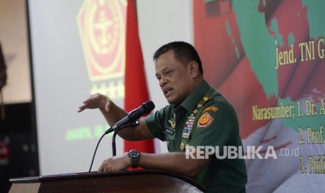 Panglima TNI Jenderal Gatot Nurmantyo berpidato dalam diskusi akhir tahun Ikatan Mahasiswa Muhammadiyah (IMM), Jakarta, Rabu (28/12).