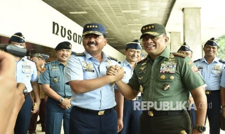 Panglima TNI Jenderal Gatot Nurmantyo bersama Kepala Staf Angkatan Darat dan Kepala Staf Angkaran Laut mengantar Kepala Staf Angkatan Udara Marsekal Hadi Tjahjanto untuk melakukan fit and proper test di DPR RI, Rabu (6/12). 