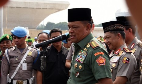 Panglima TNI, Jenderal Gatot Nurmantyo, bersama ribuan prajurit TNI-Polri dan masyarakat menggelar acara 'Istigasah dan Doa Keselamatan Bangsa' di Lapangan Silang Monas, Jakarta, Jumat (18/11). 