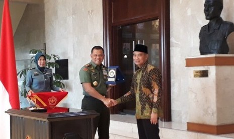 Panglima TNI Jenderal Gatot Nurmantyo dan Menteri Pendidikan dan Kebudayaan (Mendikbud) Muhadjir Effendy tandatangani nota kesepahaman tentang Perluasan dan Peningkatan Mutu Layanan Pendidikan dan Kebudayaan di Markas Besar TNI, Cilangkap, Jakarta Timur, Senin (4/12). 