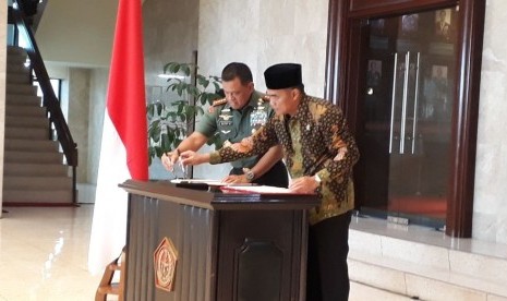 Panglima TNI Jenderal Gatot Nurmantyo dan Menteri Pendidikan dan Kebudayaan (Mendikbud) Muhadjir Effendy tandatangani nota kesepahaman tentang Perluasan dan Peningkatan Mutu Layanan Pendidikan dan Kebudayaan di Markas Besar TNI, Cilangkap, Jakarta Timur, Senin (4/12). 