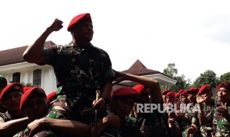 Panglima TNI Jenderal Gatot Nurmantyo digendong prajurit Kopassus hingga ke gerbang Markas Komando Kopassus, Cijantung, Jakarta Timur, Kamis (7/12).