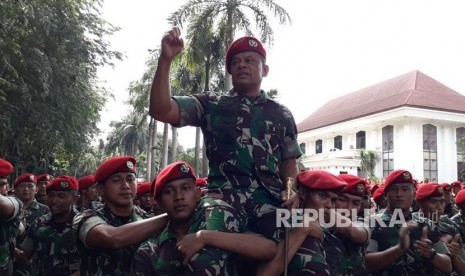 Panglima TNI Jenderal Gatot Nurmantyo digendong prajurit Kopassus hingga ke gerbang Markas Komando Kopassus, Cijantung, Jakarta Timur, Kamis (7/12).