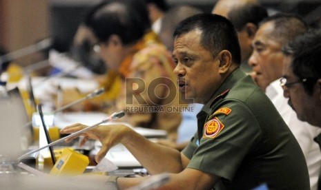 Panglima TNI Jenderal Gatot Nurmantyo (kanan) beraudiensi saat mengikuti rapat kerja dengan Komisi I DPR di Kompleks Parlemen, Senayan, Jakarta, Senin (19/10). (Republika/Rakhmawaty La'lang)