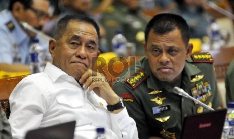 Panglima TNI Jenderal Gatot Nurmantyo (kanan) berbincang bersama Menteri Pertahanan Ryamizard Ryacudu (kiri). (Republika/Rakhmawaty La'lang) 