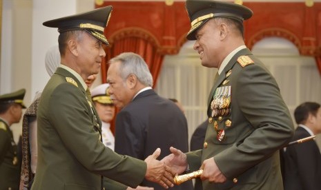 Panglima TNI Jenderal Gatot Nurmantyo (kanan) berjabat tangan dengan Kepala Staf Angkatan Darat (KSAD) Letnan Jenderal TNI Mulyono (kiri) usai pelantikan oleh Presiden Joko Widodo di Istana Merdeka, Jakarta, Rabu (15/7). 