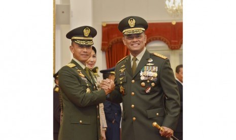 Panglima TNI Jenderal Gatot Nurmantyo (kanan) berjabat tangan dengan Kepala Staf Angkatan Darat (KSAD) Letnan Jenderal TNI Mulyono (kiri) usai pelantikan KSAD oleh Presiden Joko Widodo di Istana Merdeka, Jakarta, Rabu (15/7).