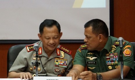 Panglima TNI Jenderal Gatot Nurmantyo (kanan) dan Kapolri Jenderal Polisi Tito Karnavian.