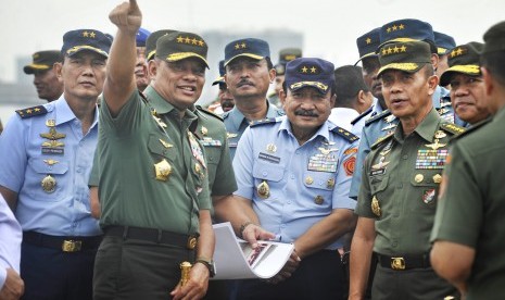 Panglima TNI Jenderal Gatot Nurmantyo (kedua kiri).