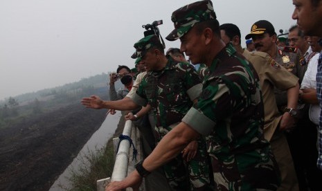 Panglima TNI Jenderal Gatot Nurmantyo kunjungi kebakaran lahan di Kabupaten Pulang Pisau, Kalteng, Selasa (13/10).