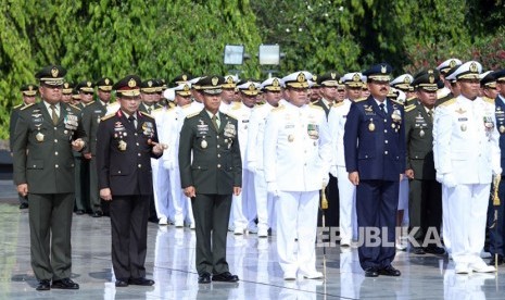 Panglima TNI Jenderal Gatot Nurmantyo melaksanakan Ziarah Nasional dalam rangka Hari Pahlawan yang dipimpin oleh Presiden RI Ir. H. Joko Widodo, bertempat di Taman Makam Pahlawan Kalibata, Jakarta Selatan, Jumat (10/11