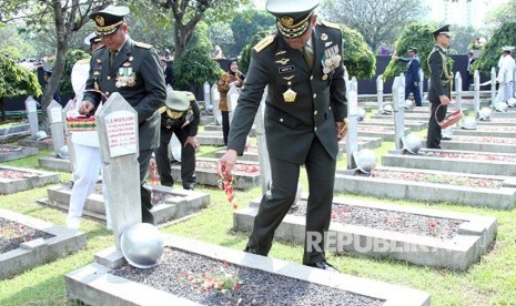 Panglima TNI Jenderal Gatot Nurmantyo melaksanakan Ziarah Nasional dalam rangka Hari Pahlawan yang dipimpin oleh Presiden RI Ir. H. Joko Widodo, bertempat di Taman Makam Pahlawan Kalibata, Jakarta Selatan, Jumat (10/11