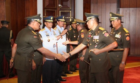 Panglima TNI Jenderal Gatot Nurmantyo menyalami Dankodiklat Letjen Agus Sutomo.